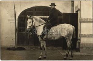 1906 Örsújfalu, Duna-Újfalu, Nová Stráz (Komárom, Komárnó); lovas a kastély lovardája előtt / man on horse in front od the castles riding hall. photo