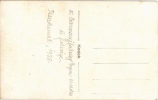 1938 Kecskemét, v. Barczaújfalusy Egon ezredes és felesége lovon, háttérben Első Kecskeméti Díszteme...