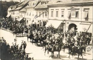 1914 Nagyszeben, Hermannstadt, Sibiu; A 4. huszárezred előőrse az utcán / Ausmarsch des 4. Husarenregiments in den Weltkriegs 1914-1918 aus der Friedensgarnison Nagyszeben / K.u.K. military, hussars marching on the street. photo