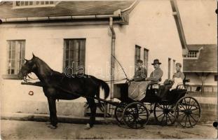 1928 Gacsály, katonák lovaskocsin a vámőrségi laktanya előtt. photo + ZAJTA-NYÍREGYHÁZA 56. mozgóposta