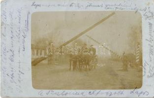 1915 Aszód, sorompó a Podmaniczky kastély bejárata felé, lovaskocsi, photo