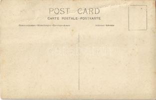 Budapest V. Országház, lovas katonák a téren. photo (fa)