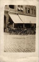 1910 Pécs, lovashintó a Nádor szálloda előtt. photo (EK)