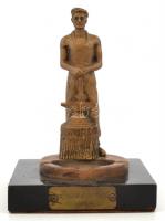cca 1940 Jelzés nélkül: Kovácsot ábrázoló szobor. Réz, fa talapzaton 16 cm