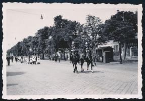 1939 Budapest, Kelenföld, úrnapi körmenet, hátoldalon feliratozott fotó, egyik sarkán törésnyom, 6×9 cm