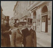 cca 1900 Budapest, Alagút utca 3., Philadelphia Kávéház előtt, fotó, 4×4 cm