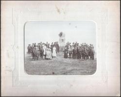 1897 Felsőpakony, orvvadász által megölt Ifj. Kégl György huszár hadnagy emlékműve. Nagy méretű fotó, kartonon. Schmindt Ágoston fényképész Kőbánya, paszpartuban, 37x31 cm
