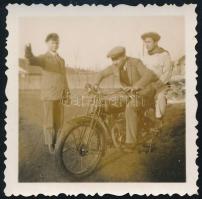 cca 1940 Indulás a motorkerékpárral, Klein Dezső szolnoki fotográfus pecséttel jelzett fotója, 6×6 cm
