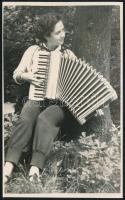 cca 1950 Lány harmonikával, fotó, 14×8,5 cm