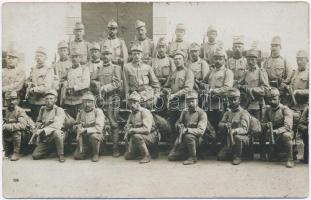 1915 Osztrák-magyar katonák puskákkal / WWI Austro-Hungarian K.u.K. military, soldiers with rifles. photo + K.u.K. Festungsartilleriebaon N. 5. 2. Reservekompagnie