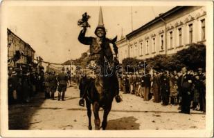 1940 Máramarossziget, Sighetu Marmatiei; bevonulás, lovas katona, magyar zászlók, ünneplő tömeg / entry of the Hungarian troops, cavalryman, Hungarian flags, cheering crowd. photo + "1940 Máramarossziget visszatért" So. Stpl. (EK)