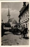 1940 Dés, Dej; bevonulás, lovas katonák, Református templom, magyar zászlók / entry of the Hungarian troops, Calvinist church, Hungarian flags