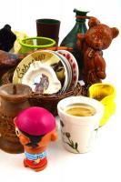 Vegyes bolhapiac tétel: kerámiak, tárgyak