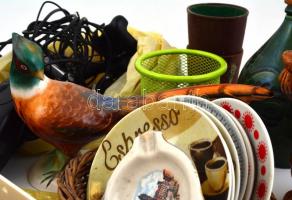 Vegyes bolhapiac tétel: kerámiak, tárgyak