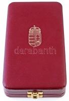 Bordó színű üres kitüntetés tok, a kialakított fészek méretei alapján feltehetően a Magyar Köztársas...