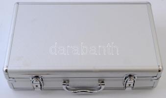 Zárható éremtartó bőrönd, benne 7db érmetartó tálcával, három különböző méretben, összesen 322 férőh...