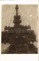 SMS Babenberg az Osztrák-Magyar Haditengerészet Habsburg-osztályú pre-dreadnought csatahajója (Linienschiff), fedélzet. fotó kartonlapra ragasztva /  WWI Austro-Hungarian Navy, K.u.K. Kriegsmarine, SMS Babenberg pre-dreadnought battleship, deck. photo glued to paper (non PC) (vágott / cut)