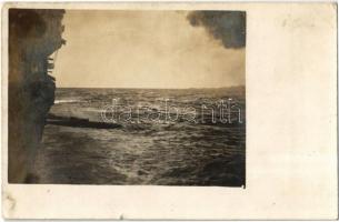 Torpedó kilövés közben / K.u.K. Kriegsmarine, Torpedo-Lanzierung / WWI Austro-Hungarian Navy, firing of a torpedo. Verlag F. W. Schrinner, Pola. photo (Rb)