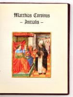 Matthias Corvinus Initialis. Bp., é.n, Grand Hotel Corvinus Kempinski. Magyar, angol és német nyelven. Kiadói bársony kötés, a borítón kopásnyomokkal, az elülső kötéstábla, és az első két lap foltos. Számozás nélküli példány.