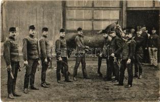 Osztrák-magyar katonák lópatkolás közben / WWI Austro-Hungarian K.u.K. military, soldiers shoeing their horses, nailing on horseshoes (EK)