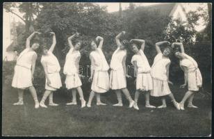 cca 1933 Kecskemét, táncoló lányok, fotólap Merkado műterméből, 9×14 cm