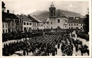 1938 Rozsnyó, Roznava; bevonulás, lovas katonák, magyar zászlók / entry of the Hungarian troops, cavalrymen, Hungarian flags