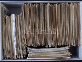 Párizs: Kb. 750 db főleg régi képeslap dobozban / Paris: Cca. 750 mostly pre-1950 postcards in a box