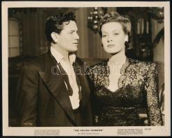 1943 The Fallen Sparrow, John Garfield és Maureen O'Hara, filmfotó, rajzszeg ütötte lyukakkal, 20×25 cm