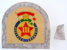1949-1956. III. OSZTÁLYÚ SPORTOLÓ feliratú márványlapka emlékplakett álló márványtalapzaton (a támaszték letört) (99x96x16mm) T:2-