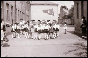 Kisdobos avatás, május elsejei felvonulás, negatív film