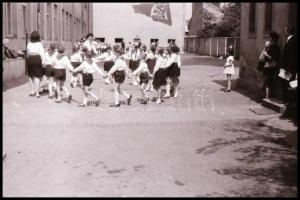 Kisdobos avatás, május elsejei felvonulás, negatív film