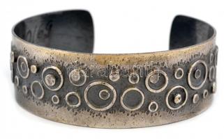 Percz János (1920-2000): Fém karkötő, jelzett, 6x7 cm