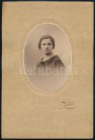 cca 1905 Hölgyportré, kartonra kasírozott fotó Apfel Otto L. műterméből, 14,5×10 cm