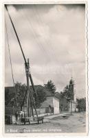 1941 Élesd, Alesd; utca, gémeskút vizet merítő asszonnyal, Református templom / street view, woman draws water from the well, Calvinist church (gyűrődés / crease)