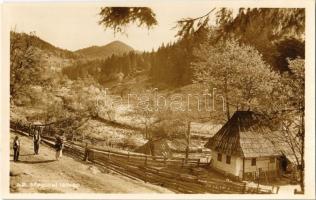 Erzsébetbánya, Baiut (Magyarlápos, Targu Lupus); Magurai látkép / general view, street view, house, men in traditional costumes