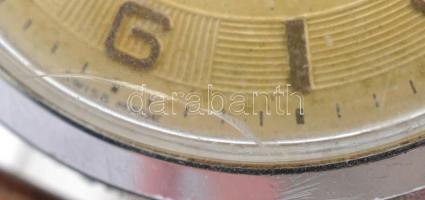 Onsa mechanikus karóra, működőképes állapotban, bőr szíjjal, üvegen repedéssel, d: 3,6 cm