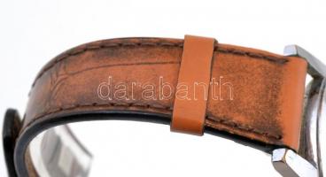 Onsa mechanikus karóra, működőképes állapotban, bőr szíjjal, üvegen repedéssel, d: 3,6 cm