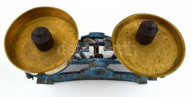 Öntöttvas asztali mérleg réz tányérokkal