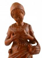 Olvasó parasztlány. Faragott, lakkozott fa. Jelzés nélkül: 32 cm