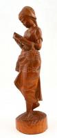 Olvasó parasztlány. Faragott, lakkozott fa. Jelzés nélkül: 32 cm