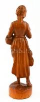 Olvasó parasztlány. Faragott, lakkozott fa. Jelzés nélkül: 32 cm