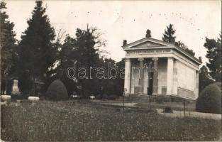 Széphalom (Sátoraljaújhely), Kazinczy mauzóleum, emlékcsarnok, Kazinczy Ferencz emlékének a hálás utókor felirattal. photo