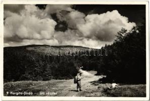 1942 Hargitafürdő, Hargita-fürdő, Harghita-Bai;  úti részlet, turisták / road, tourists, hikers