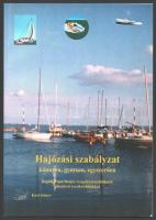 Hajózási szabályzat könnyen, gyorsan, egyszerűen. Segédlet sporthajós vizsgára készülőknek ellenőrző tesztkérdésekkel. H.n., Kovi Könyv. Kiadói papírkötés, jó állapotban.