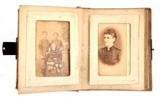 cca 1870-1889 Fotóalbum, 11 db keményhátú fotóval, portré fotók, keményhátú fotók, fotók kartonon, Hódmezővásárhely, Plohn Illés (7 db); Szarvas, Rottmann Farkas (1 db); Pest-Gyöngyös-Jászberény, Licskó J. (2db), 1 db azonosítatlan műtermi fotó, kopott, sérült vászonkötésű fotóalbumban, 10x6 cm