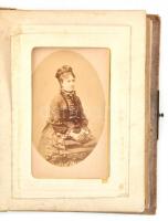 cca 1870-1889 Fotóalbum, 11 db keményhátú fotóval, portré fotók, keményhátú fotók, fotók kartonon, H...