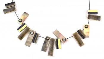 Zománc és gyöngyház díszítésű designer nyaklánc, állítható h: max. 46 cm