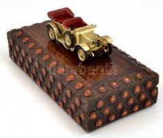 Autó fém és műanyag makett, nyitható fedelű fa doboz tetejére rögzítve, autó hossza 8 cm, doboz mére...