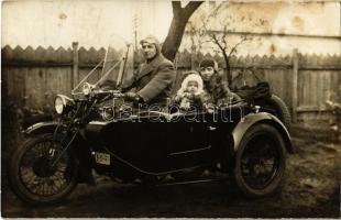 Oldalkocsis motorkerékpár, elegáns hölgy nerc bundában gyerekkel, budapesti rendszámmal (B-83-7777) / Hungarian motorcycle with sidecar, elegant lady in mink fur coat with child. photo (fl)