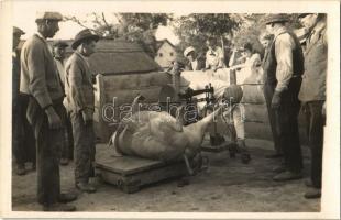 Disznóvágás, a disznó mérlegelése feldolgozás előtt / Pig slaughter, weighing the pig before processing, Hungarian folklore. photo